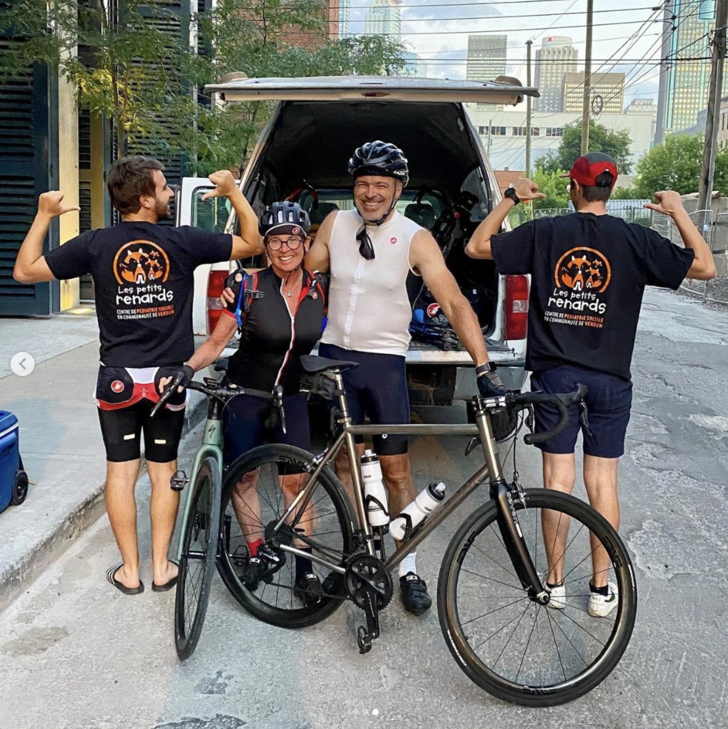 Des membres de l'équipe portant le chandail Les Petits Renards lors du défi cycliste Montréal-Québec en 2022.